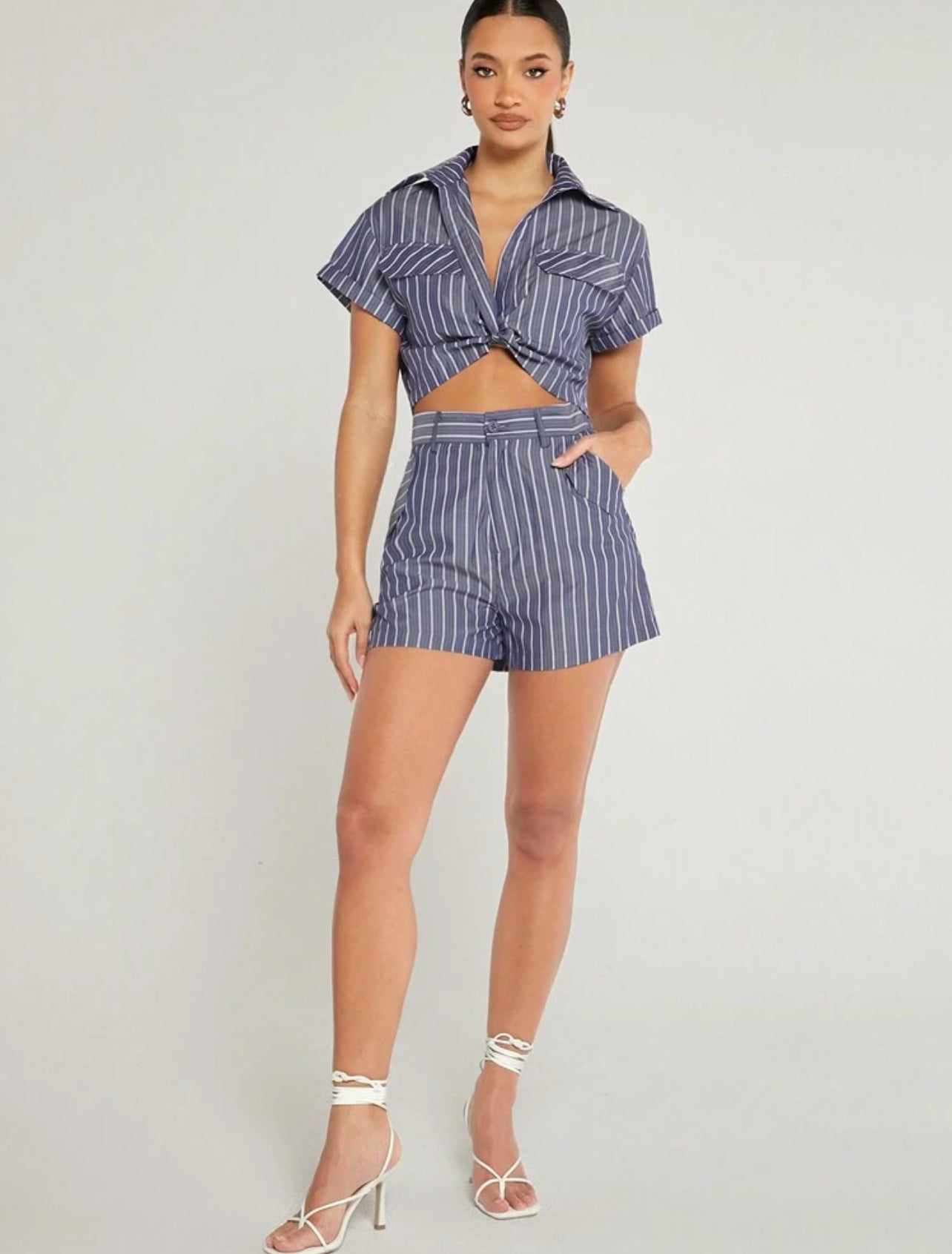 Ensemble élégant avec chemisier et short rayé