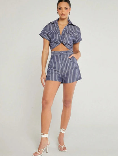 Ensemble élégant avec chemisier et short rayé