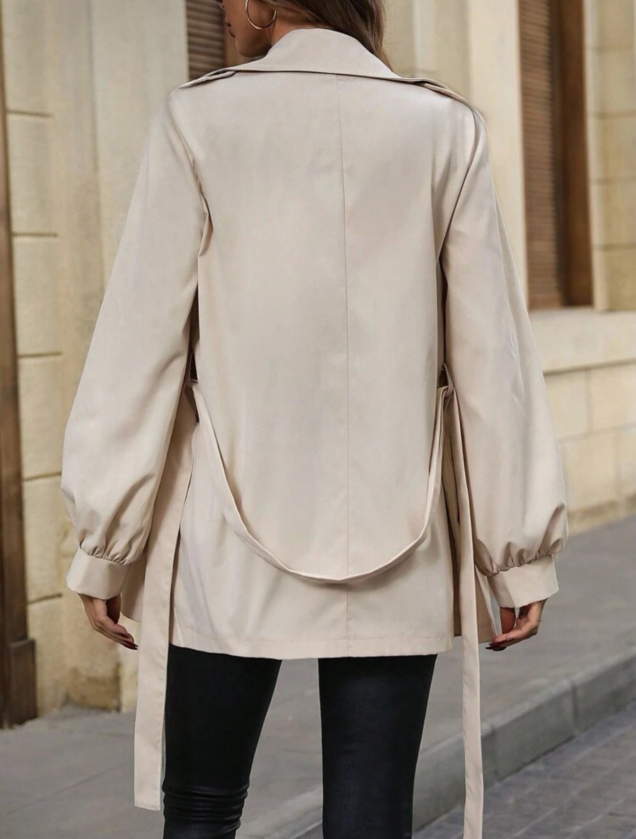 Trench-coat avec ceinture et manches bouffantes