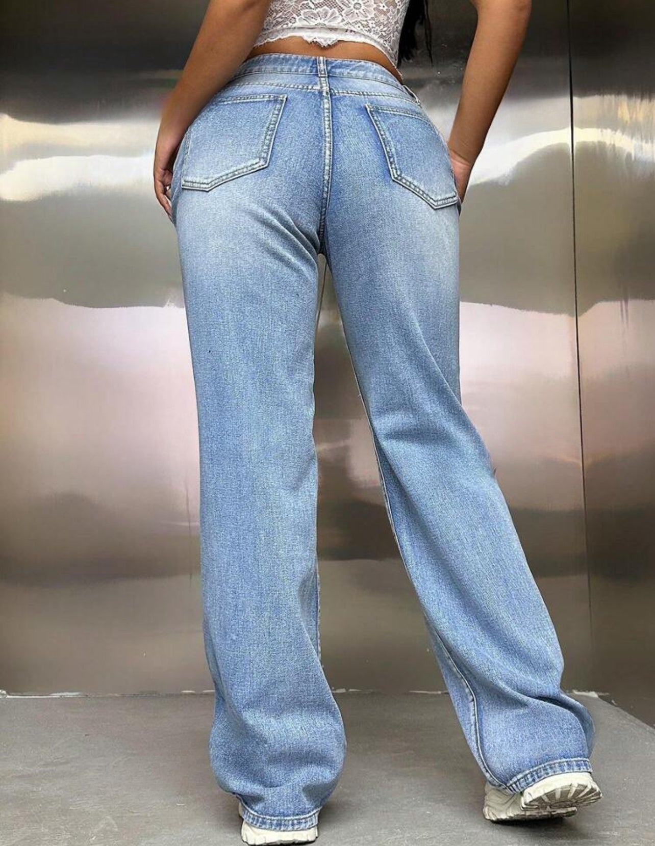 Jeans avec jambe large et détail cordon de serrage