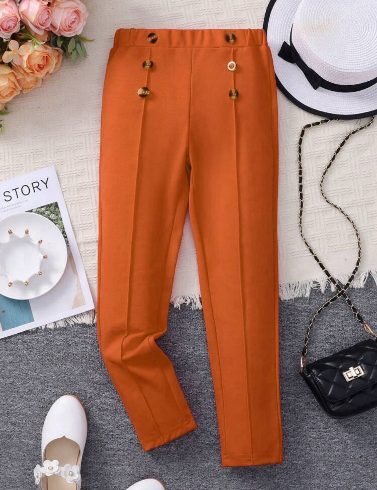 Pantalon élégant fille avec détails boutons