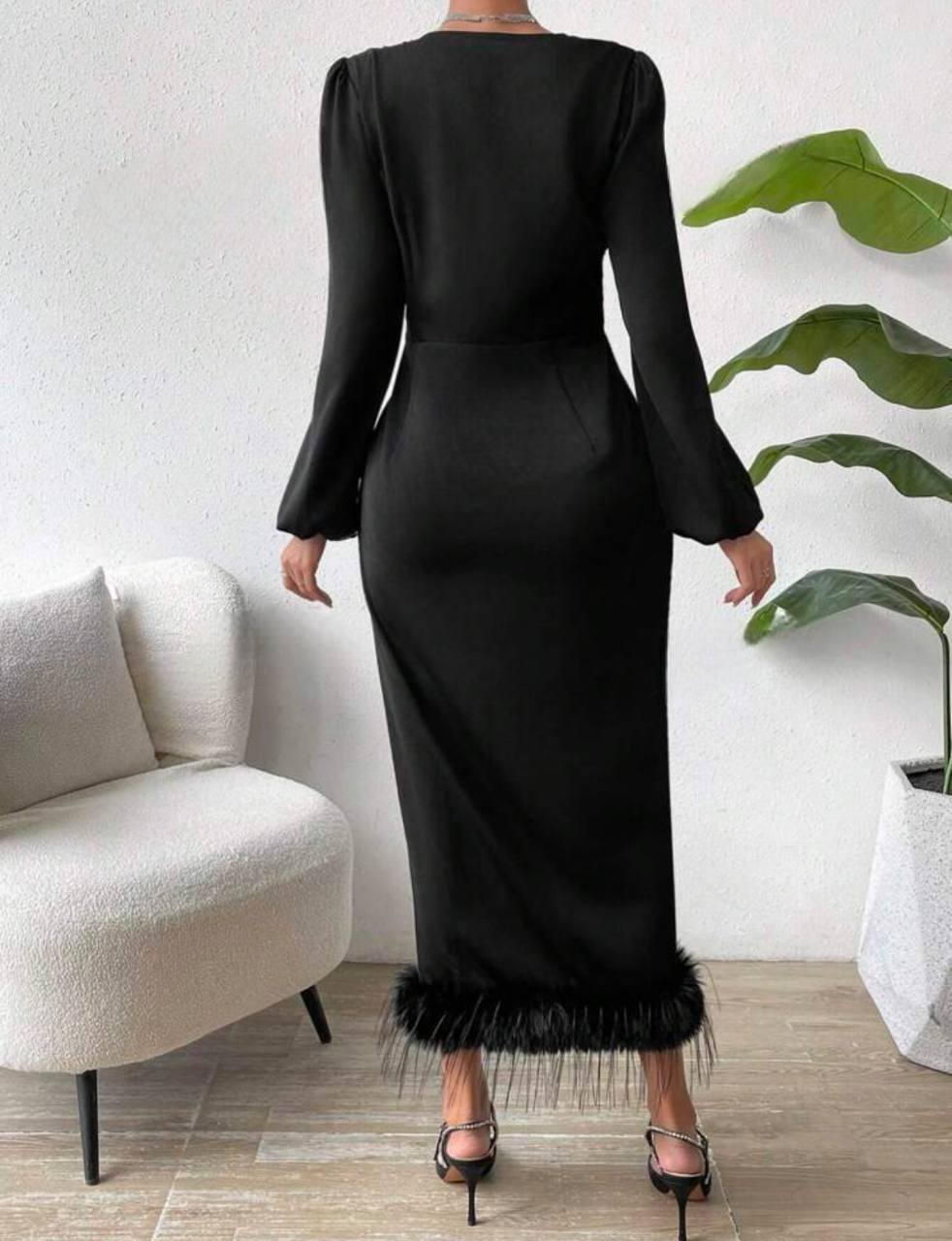 Robe longue et élégante avec détails pelucheux