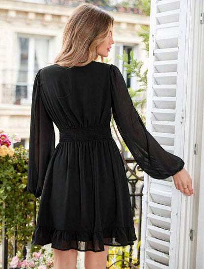 Robe élégante avec décolleté et détails boutons