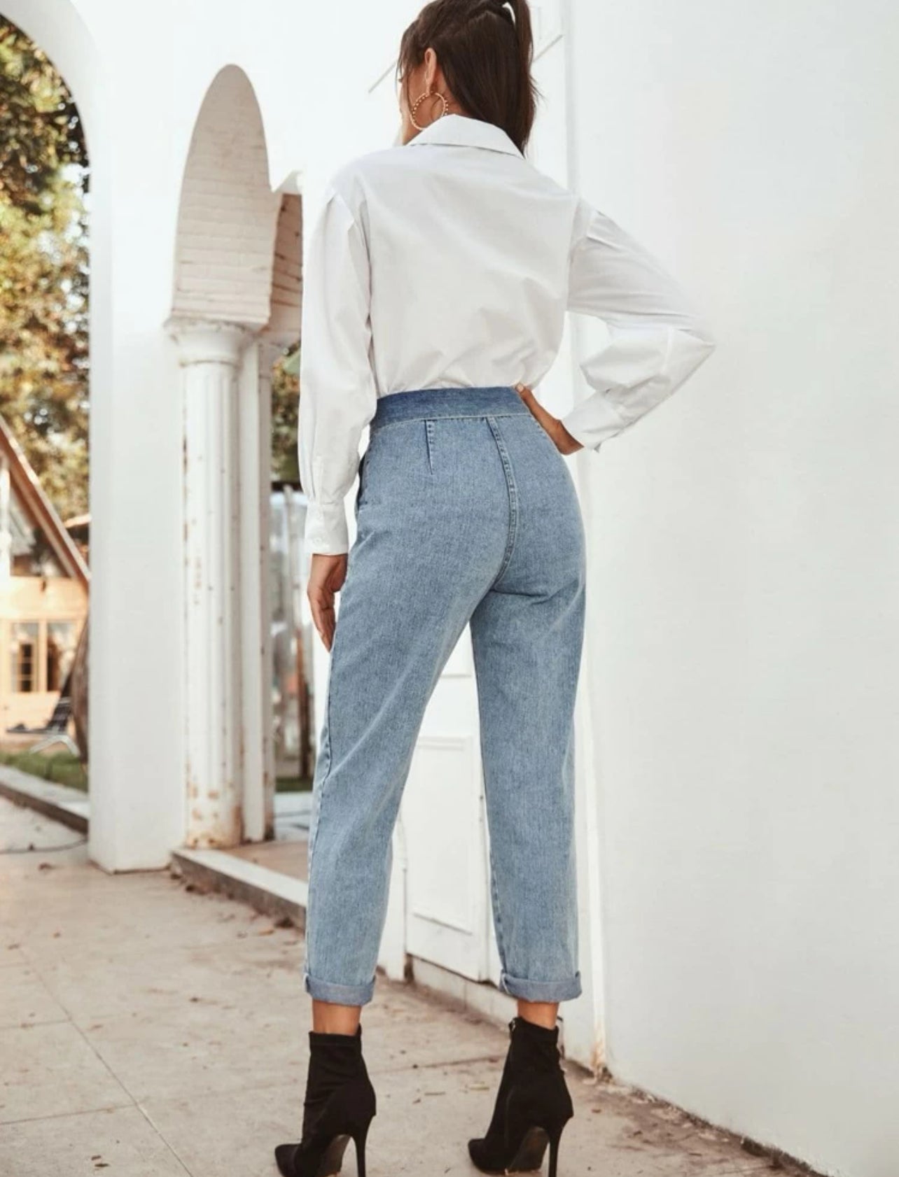 Mom-Jeans mit hohem Bund und Gürtel