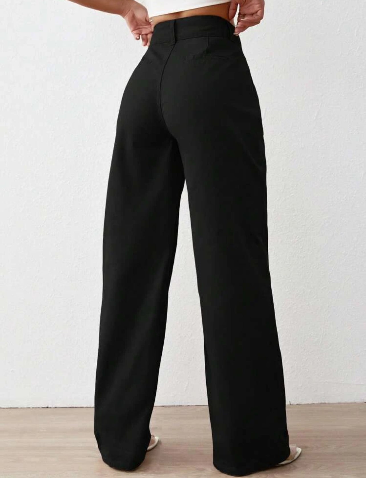 Pantalon élégant avec taille haute et jambe droite