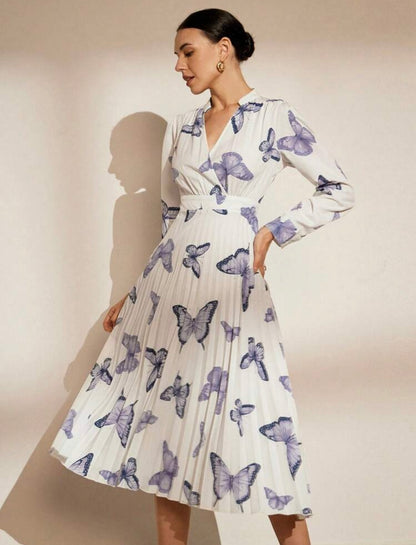 Robe élégante avec plis et motif floral