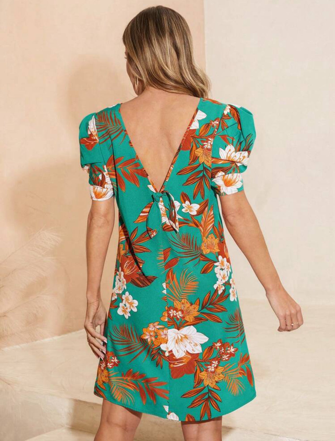 Robe florale avec manches bouffantes