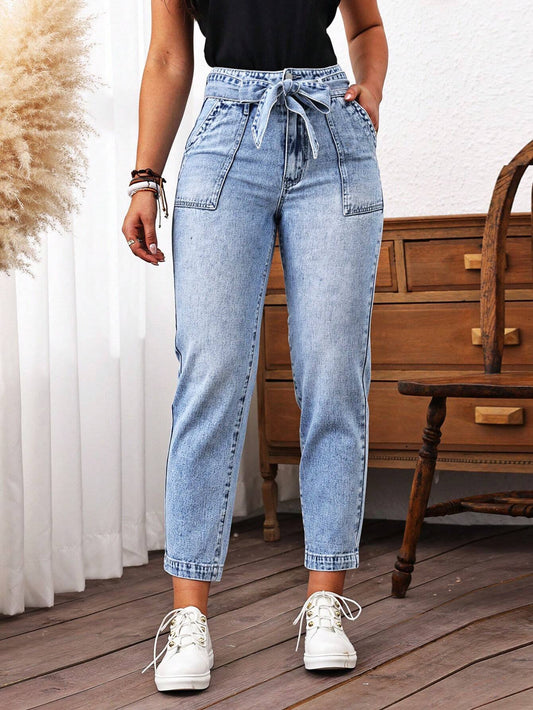 Mom-Jeans mit hohem Bund und Gürtel