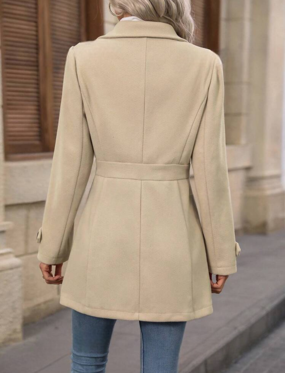 Manteau élégant avec boutonnage et col à revers