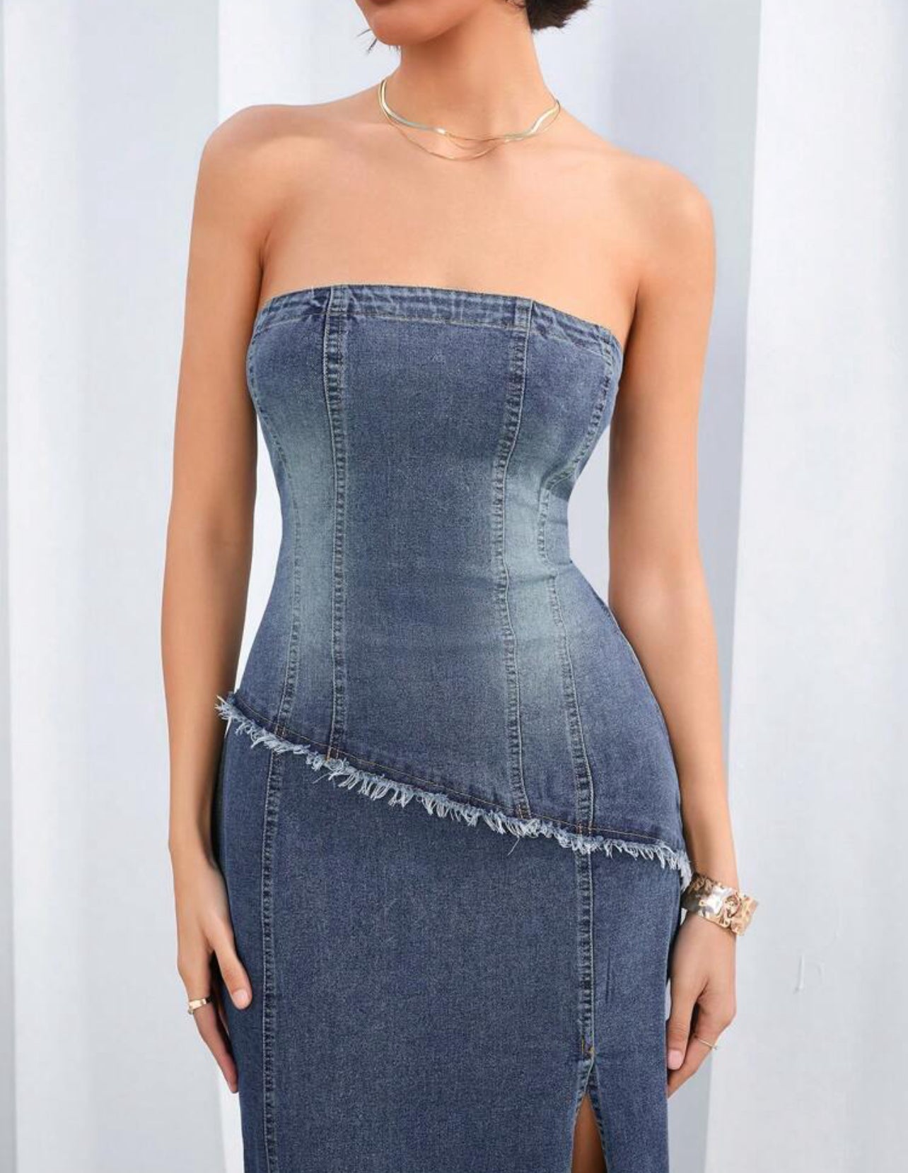 Robe en jeans sans épaules avec une fente de côté