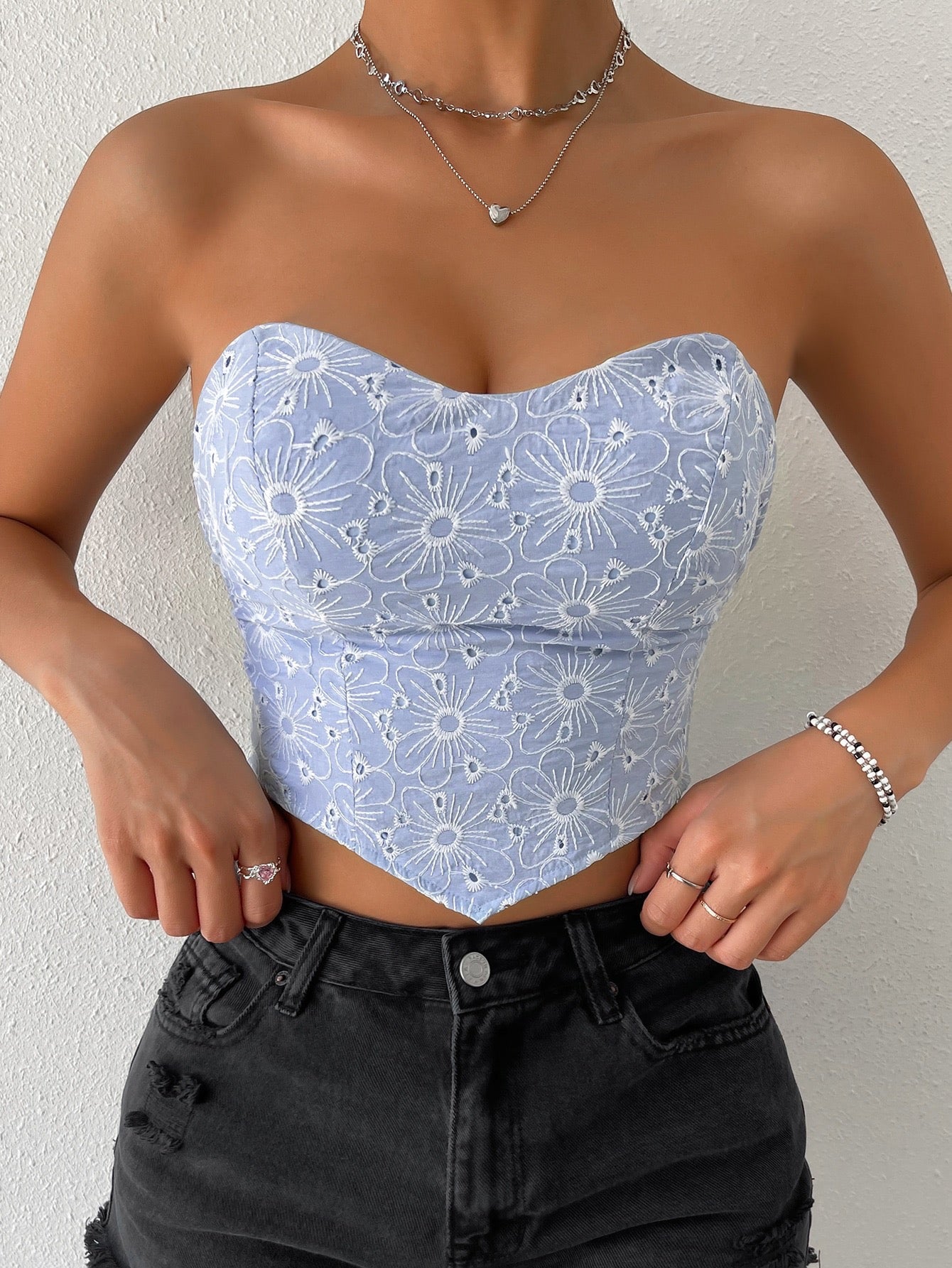 Top bandeau avec broderie à volants