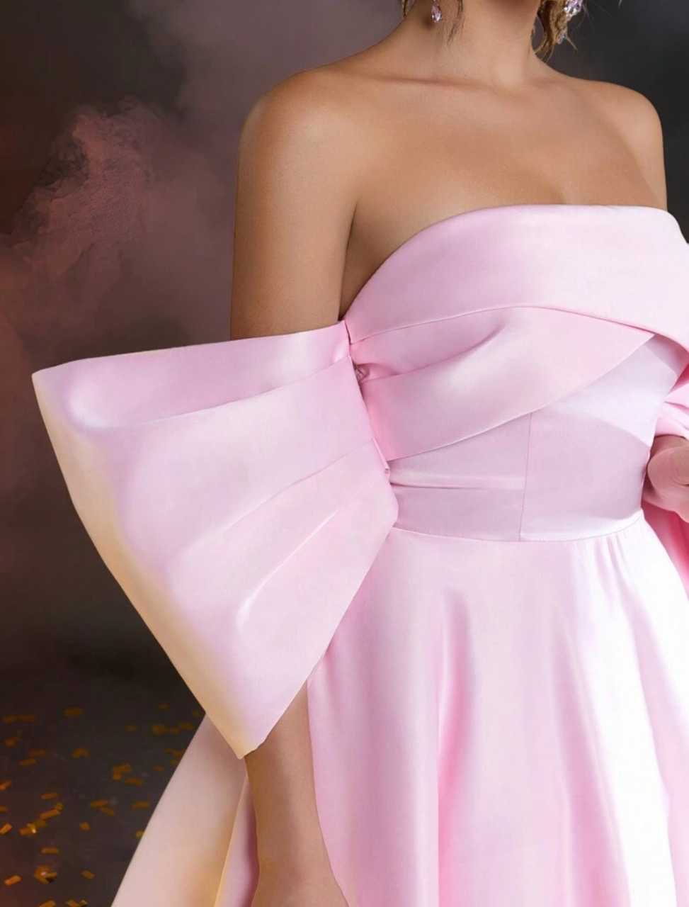 Robe élégante en satin avec décolleté plissé