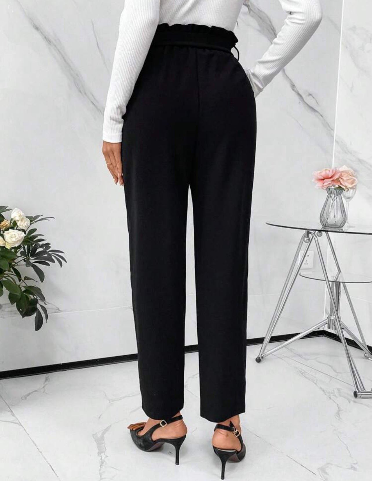 Pantalon élégant avec ceinture et détails boutons