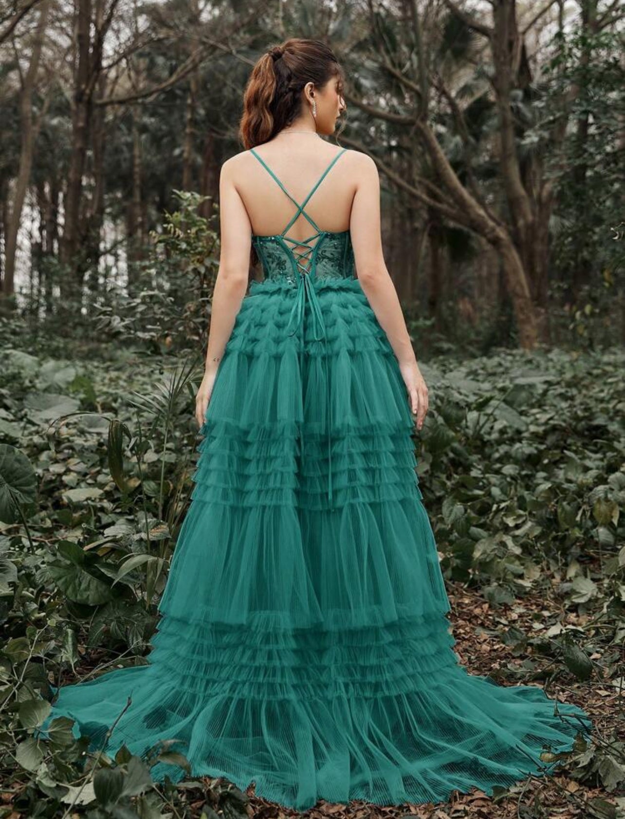 Robe de cérémonie longue avec corset à paillettes et ourlet à volants superposés