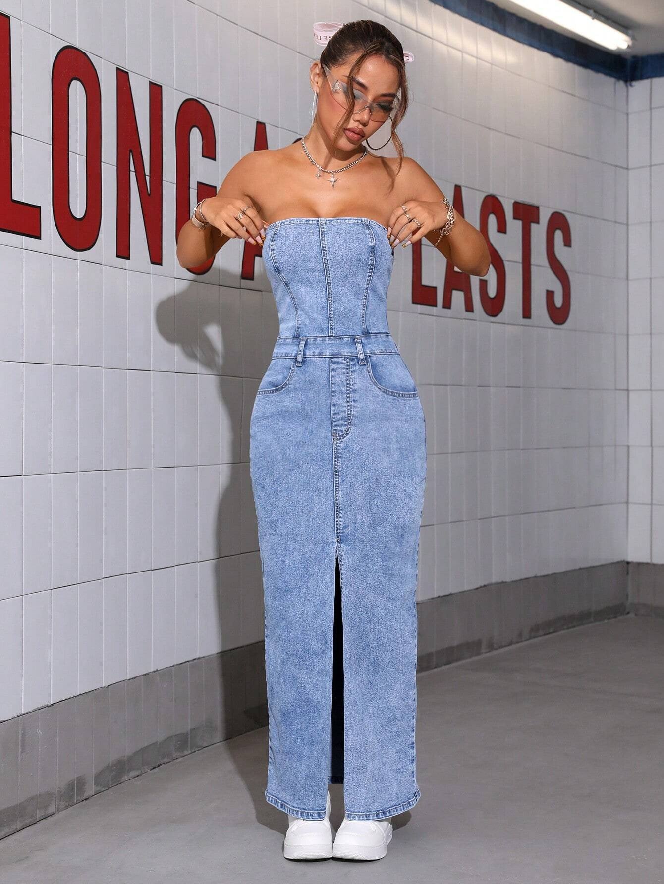 Robe en jeans avec épaules dénudés et fente