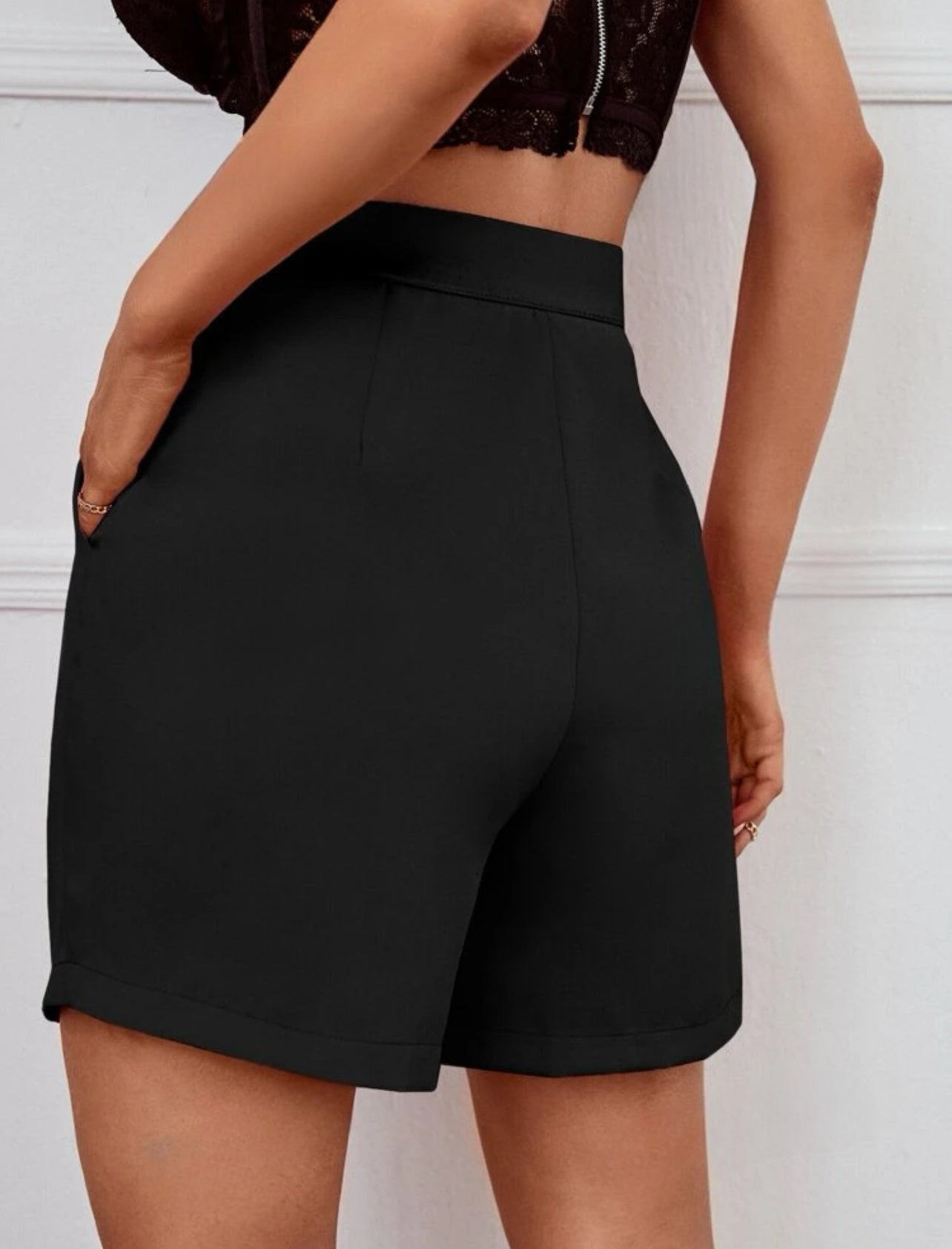 Short élégant avec taille haute et poches de côté