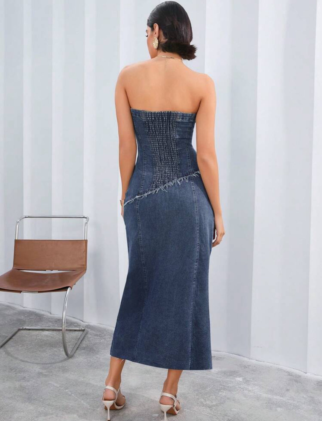 Robe en jeans sans épaules avec une fente de côté