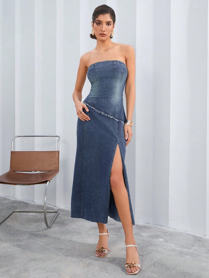 Robe en jeans sans épaules avec une fente de côté