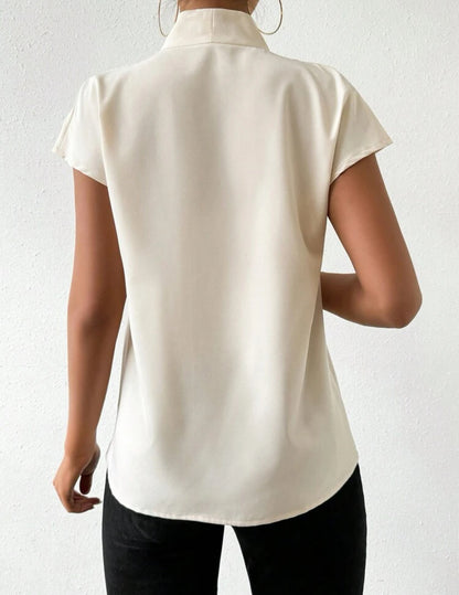 Blouse élégante en satin avec décolleté en V