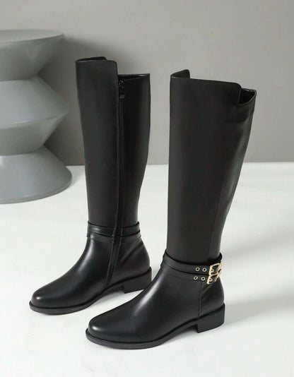 Bottes élégantes avec détails en métal