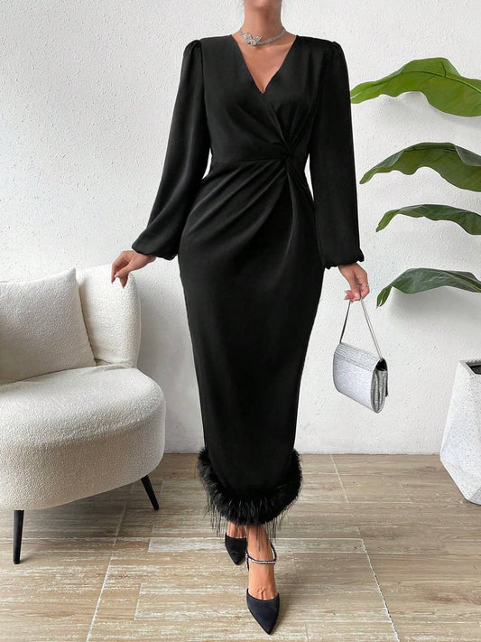 Robe longue et élégante avec détails pelucheux