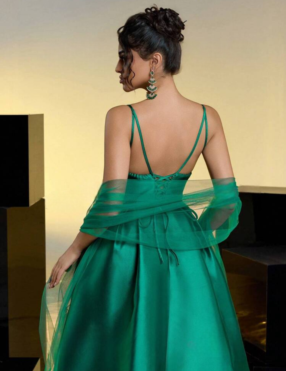 Robe élégante mi longue avec cape en tulle