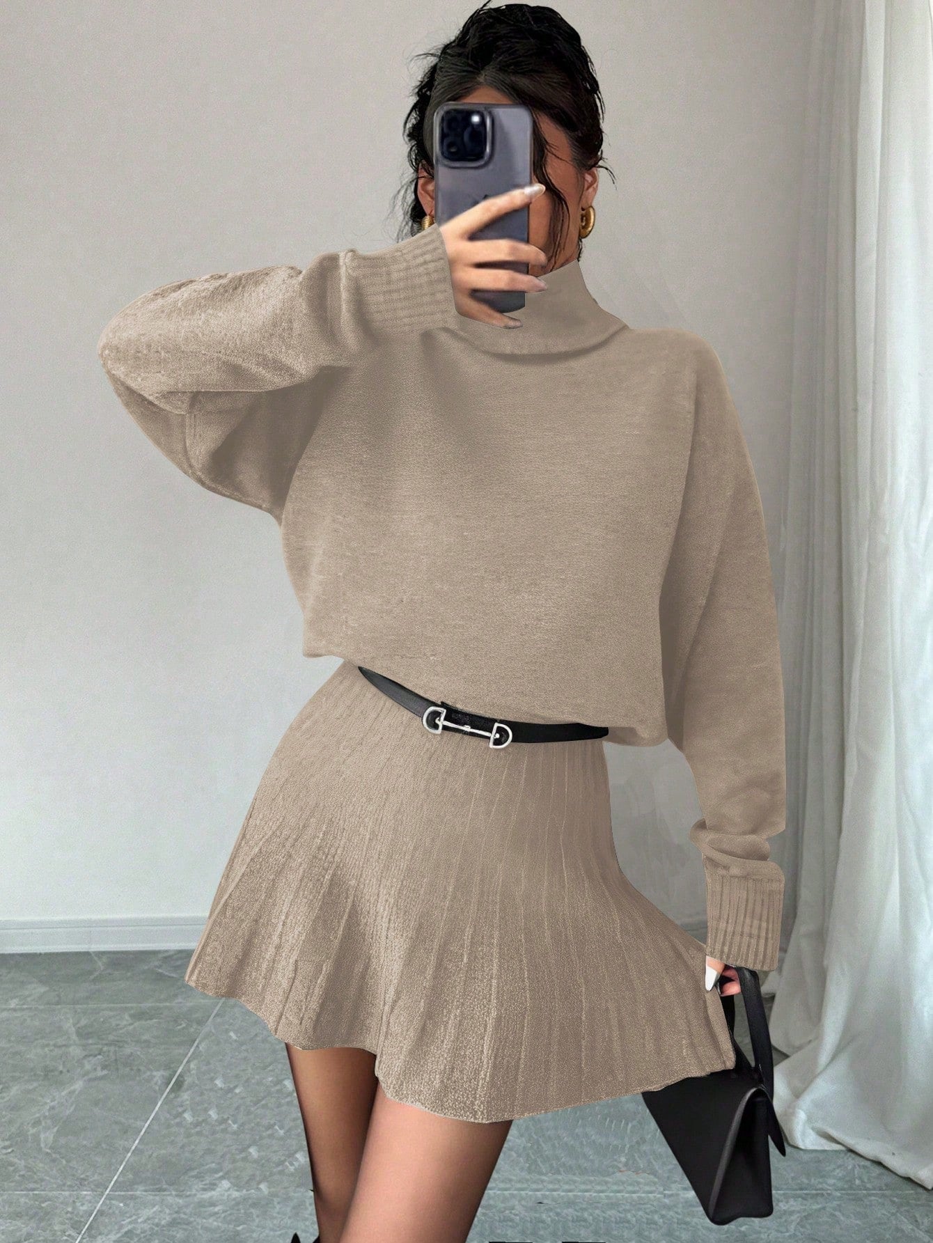 Ensemble pull à col roulé et jupe plissée