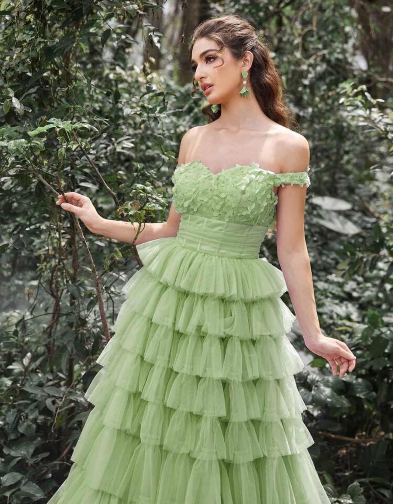 Robe de cérémonie longue avec ourlet volant en cascade et applications florales