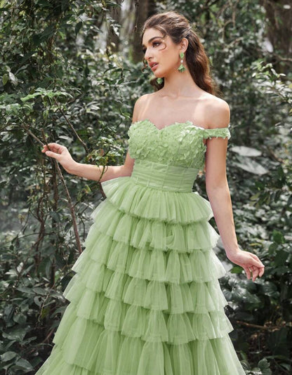 Robe de cérémonie longue avec ourlet volant en cascade et applications florales