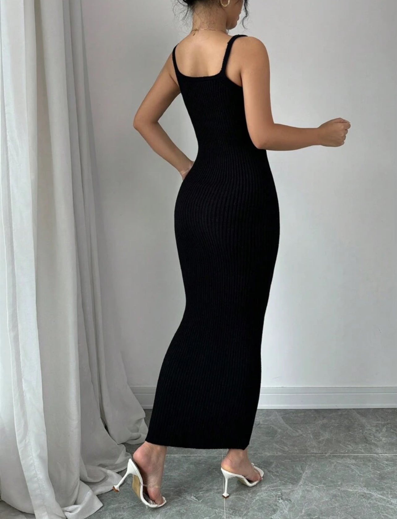 Robe moulante avec décolleté carré