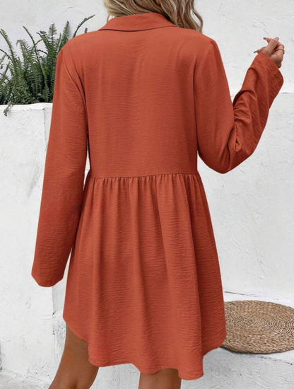 Robe élégante avec boutons d’attache