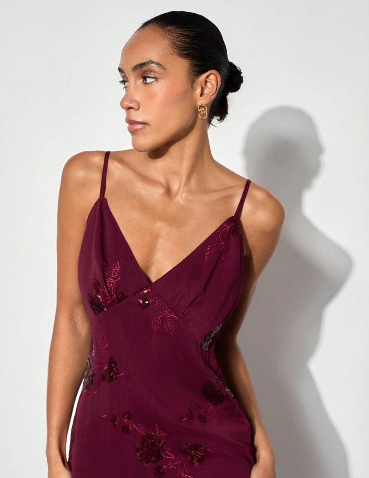 Robe longue et élégante avec décolleté en V