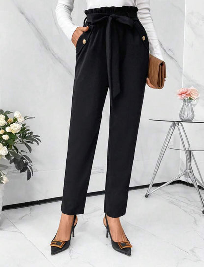 Pantalon élégant avec ceinture et détails boutons