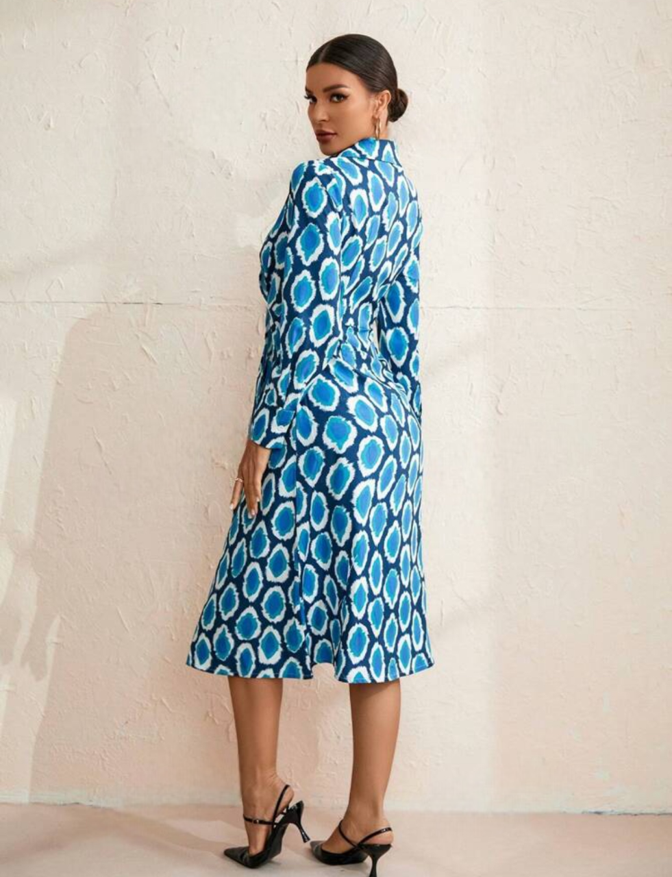 Robe élégante enveloppée avec motif