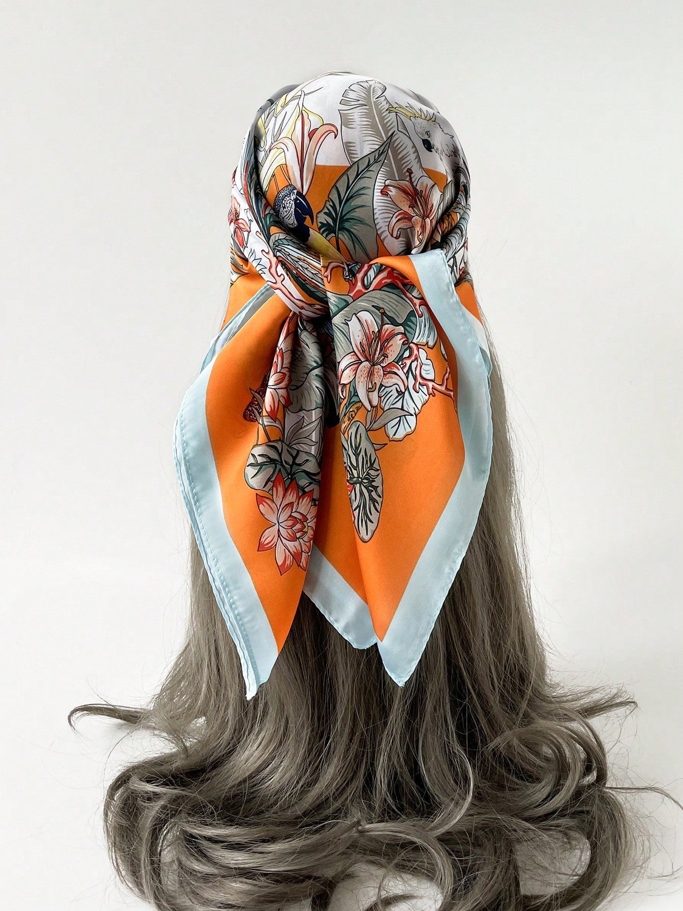 Foulard élégant carré avec imprimé