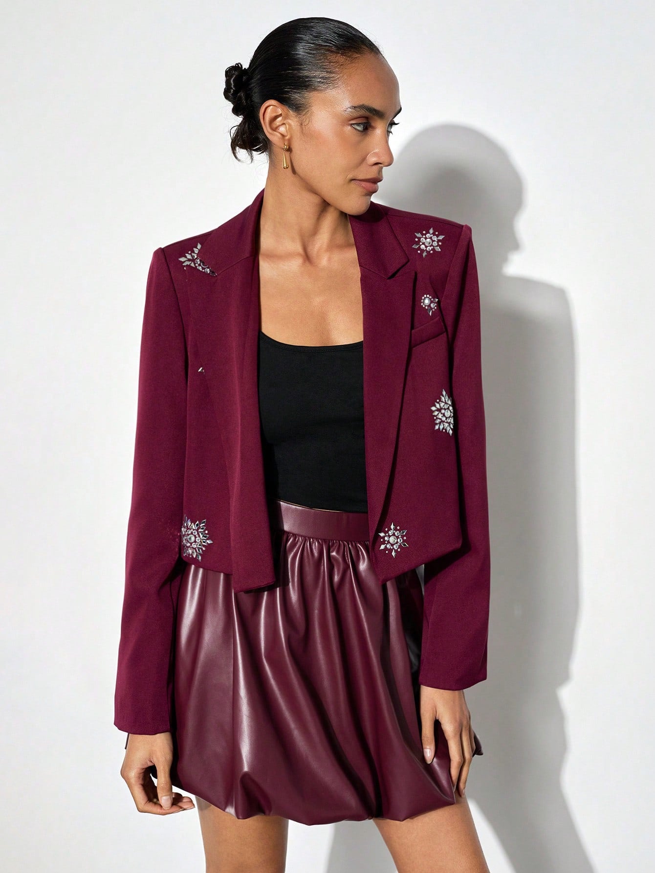 Blazer élégant court avec détails strass