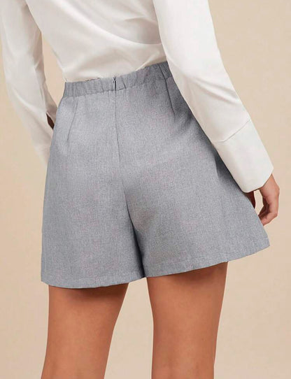 Short élégant avec plis et ceinture torsadée