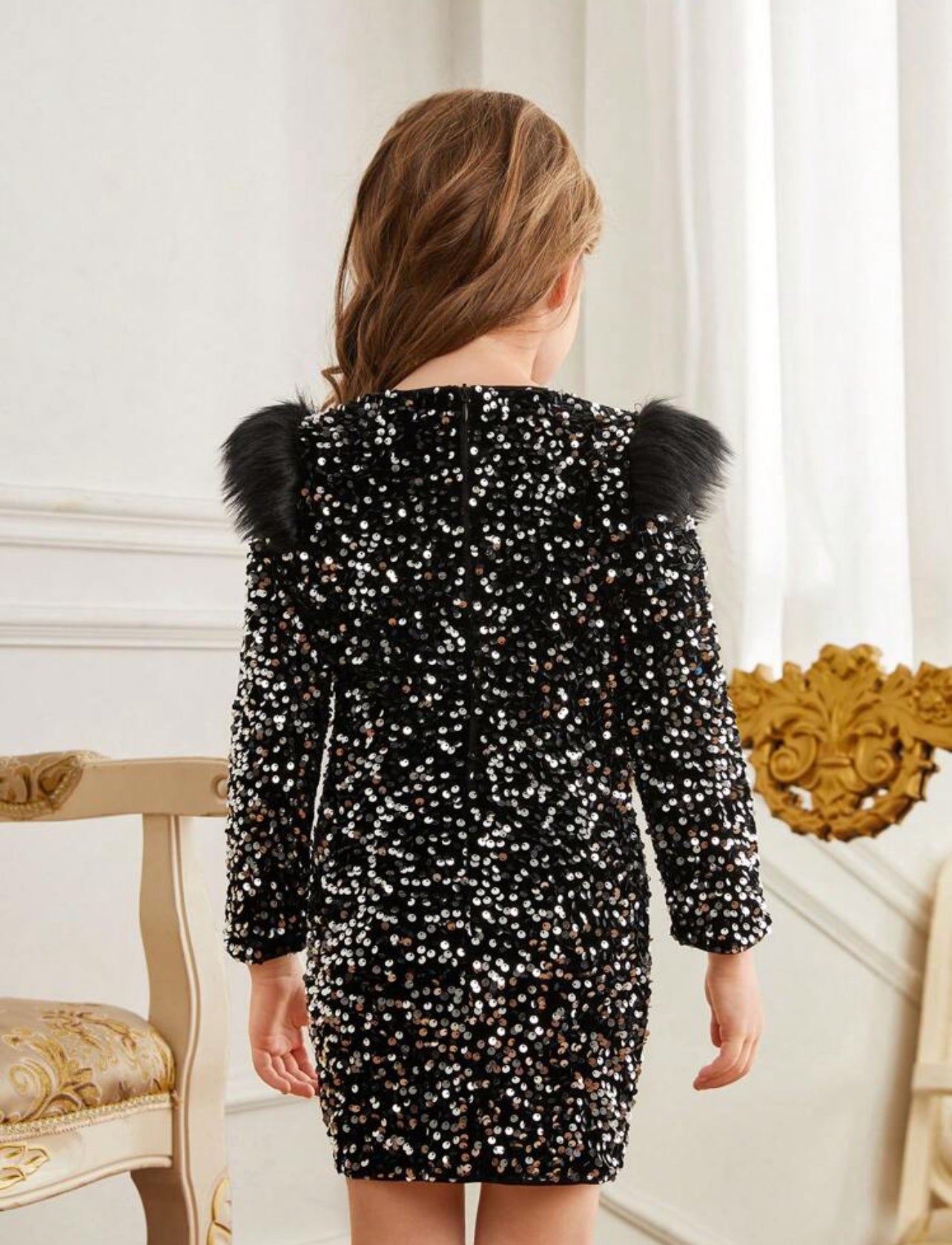 Robe fille avec paillettes et épaulettes pelucheuses