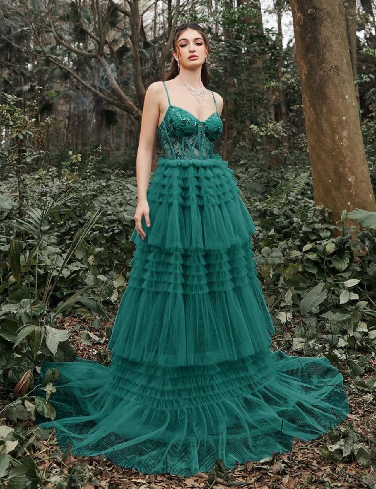 Robe de cérémonie longue avec corset à paillettes et ourlet à volants superposés