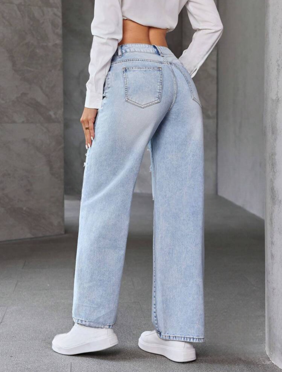 Jeans avec déchirures et taille haute