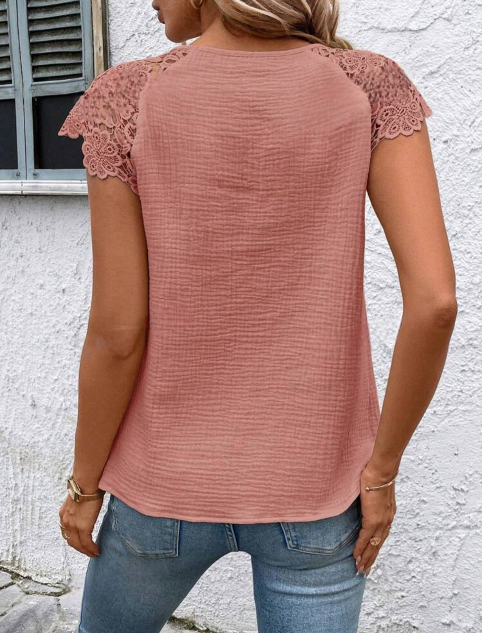 Blouse élégante avec dentelle sur épaules