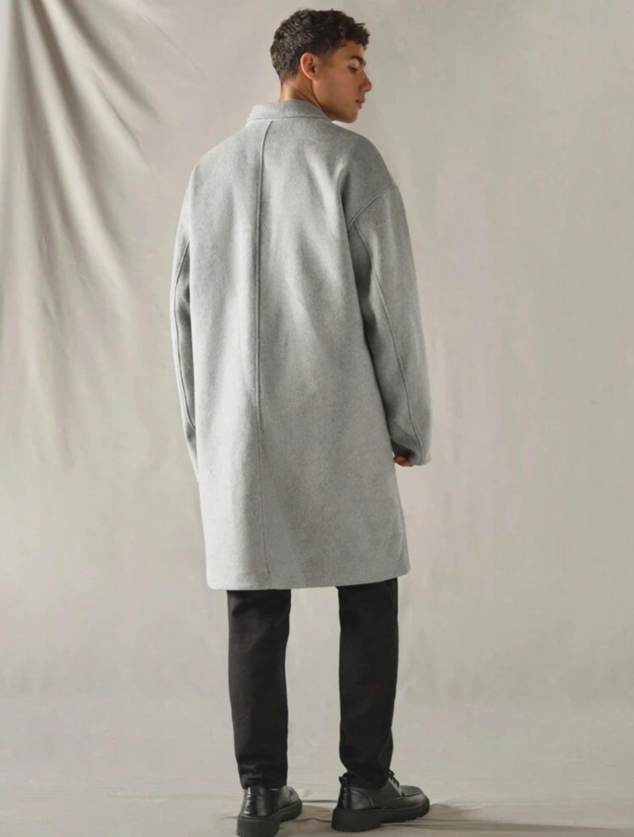 Manteau élégant homme avec détails boutons