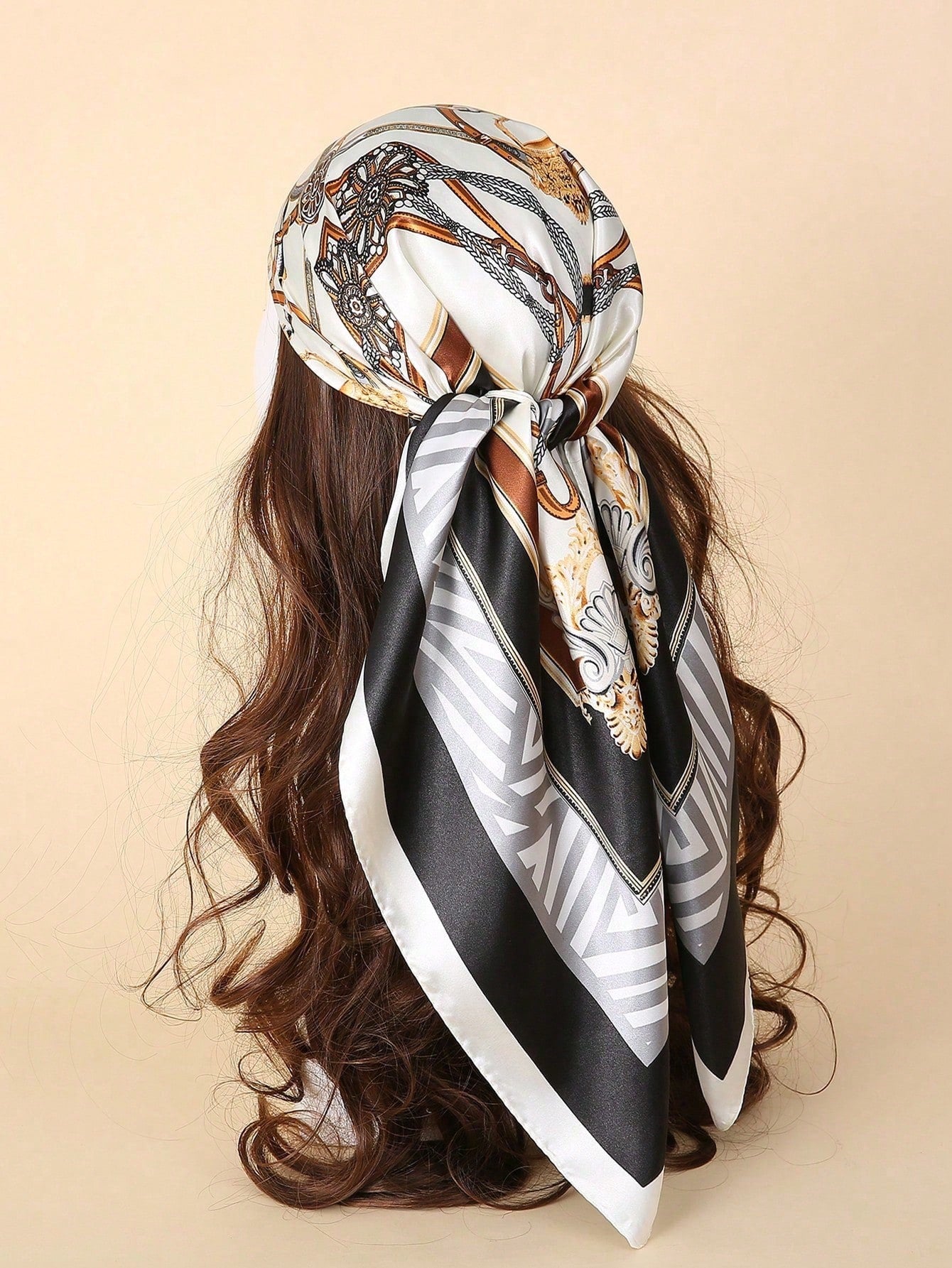 Foulard élégant carré avec imprimé