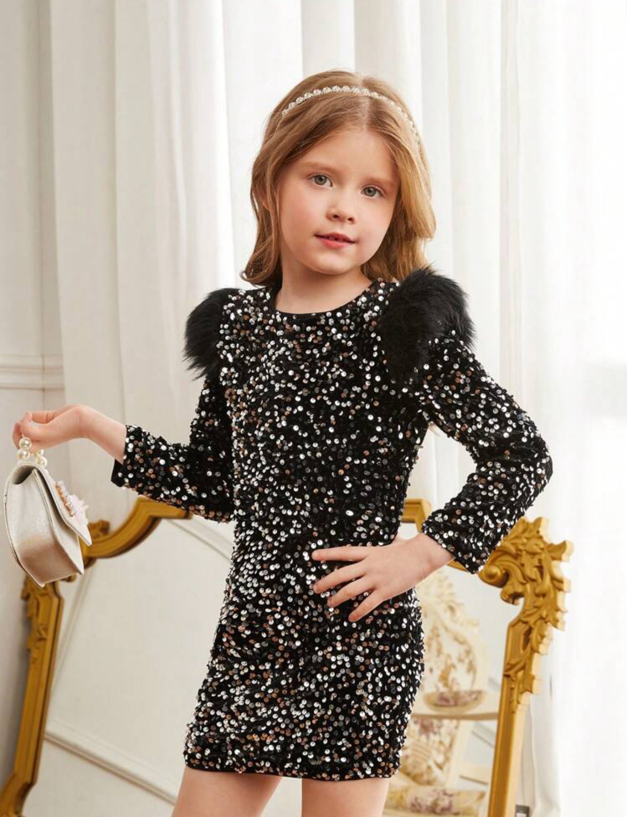 Robe fille avec paillettes et épaulettes pelucheuses