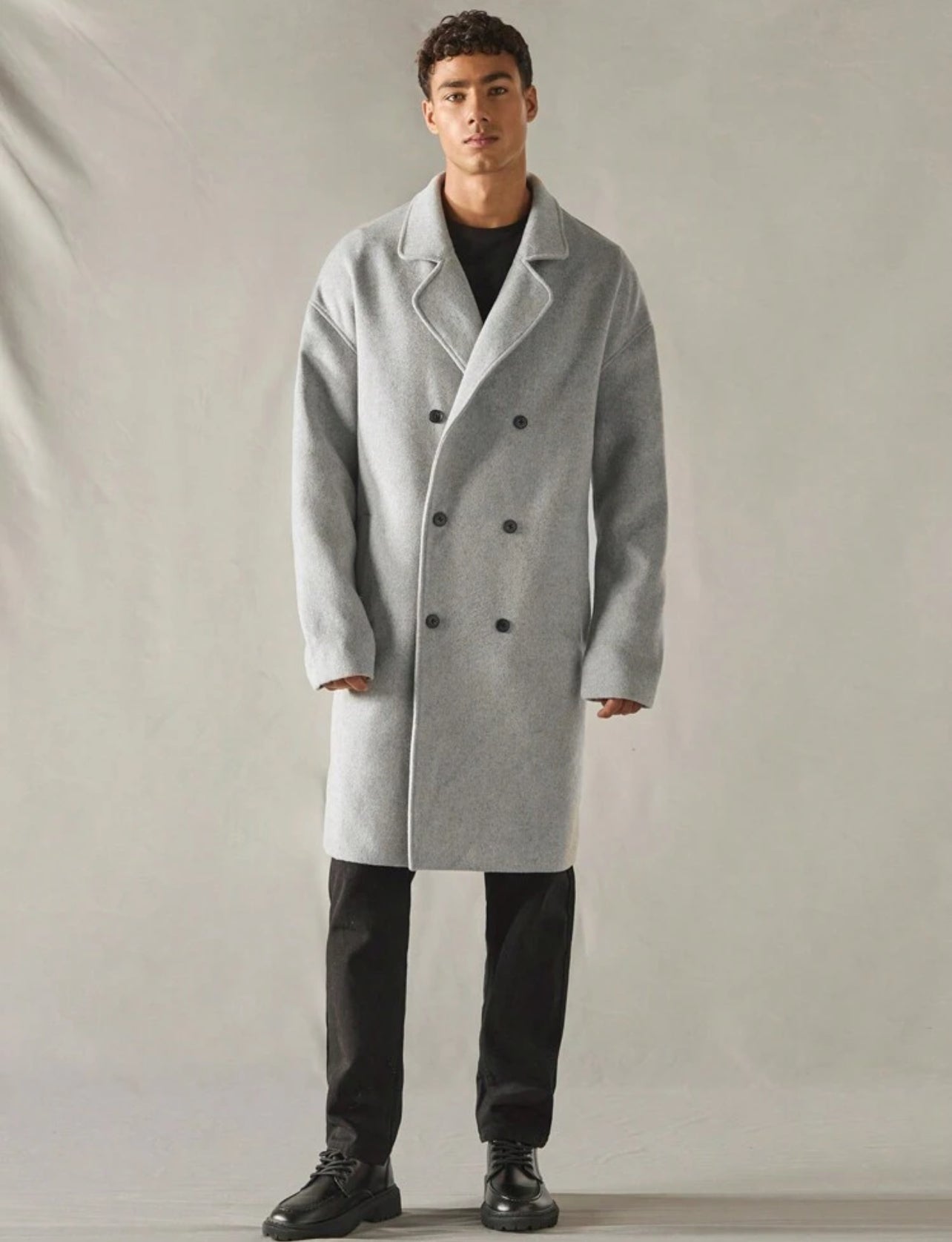 Manteau élégant homme avec détails boutons