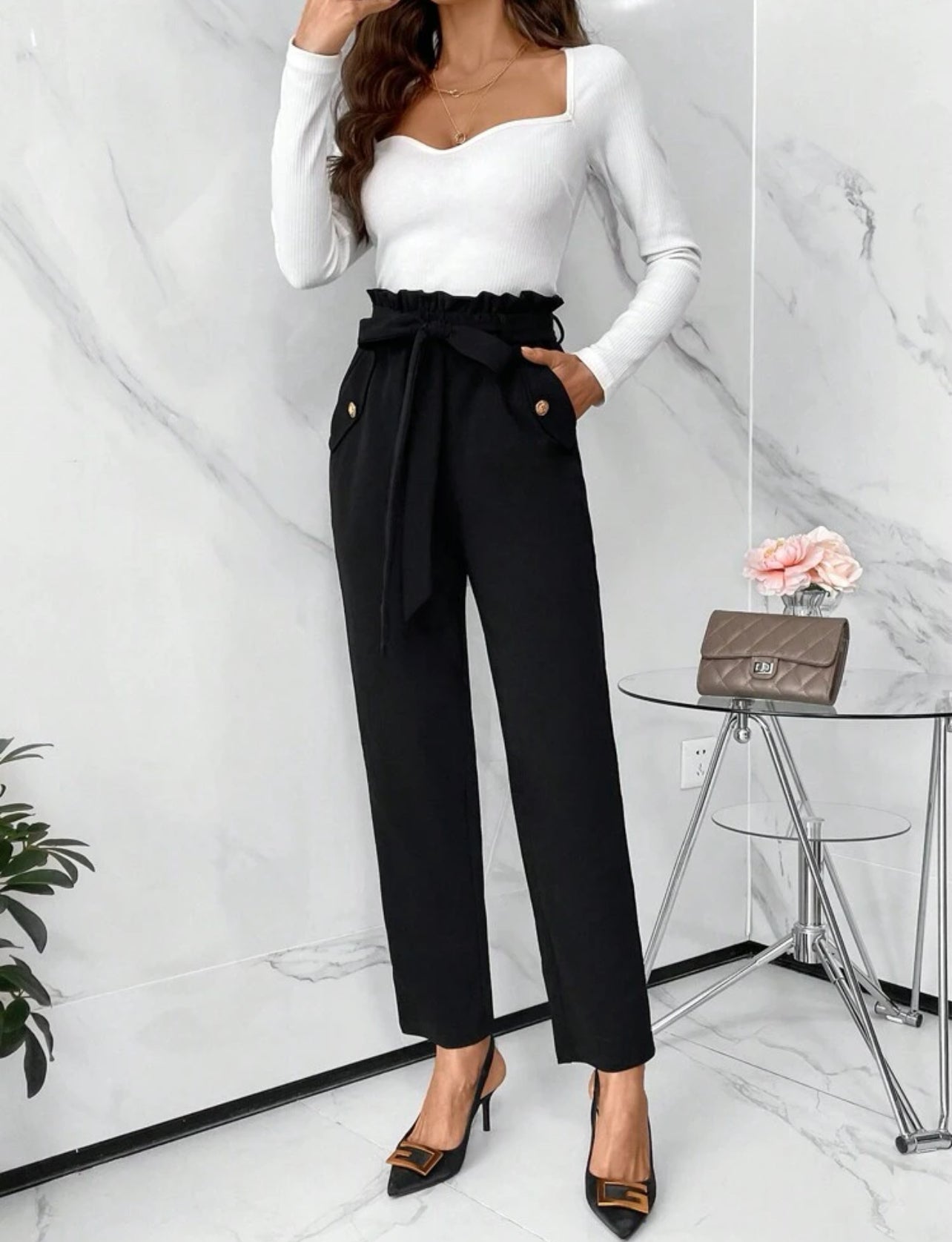 Pantalon élégant avec ceinture et détails boutons