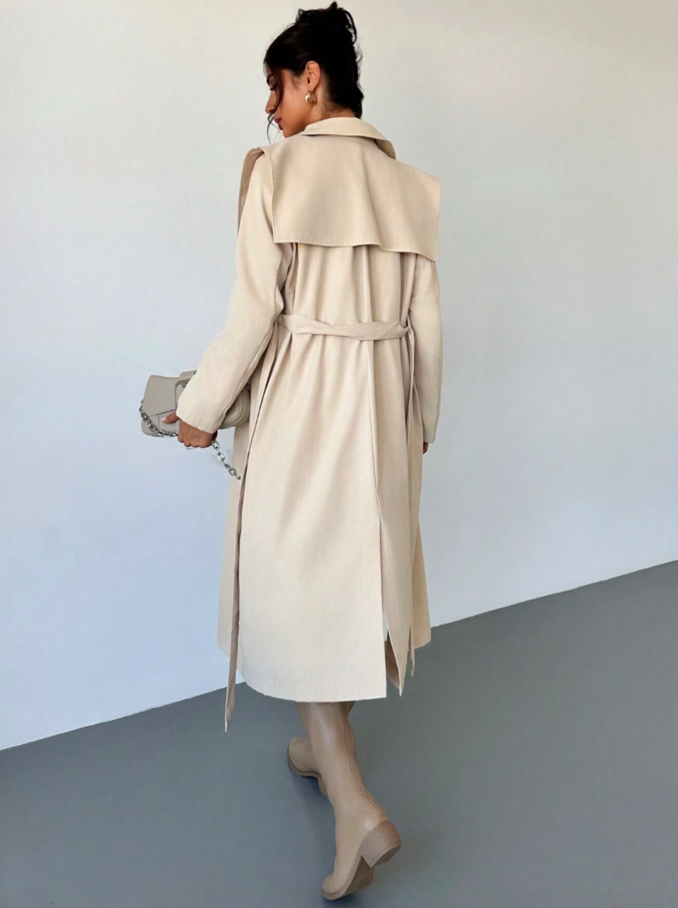 Trench-coat élégant avec ceinture et patte de boutonnage