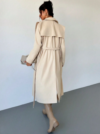 Trench-coat élégant avec ceinture et patte de boutonnage