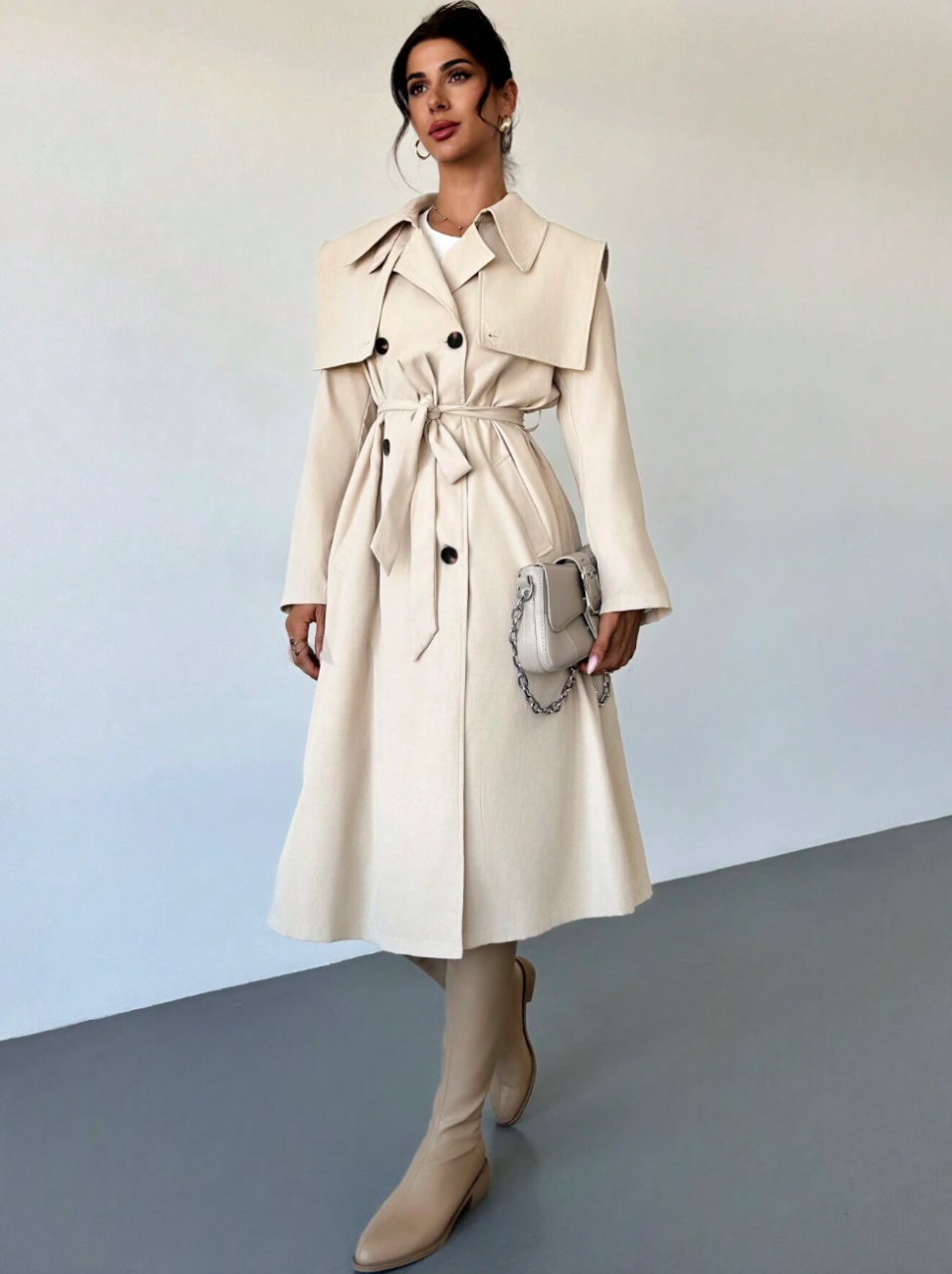 Trench-coat élégant avec ceinture et patte de boutonnage