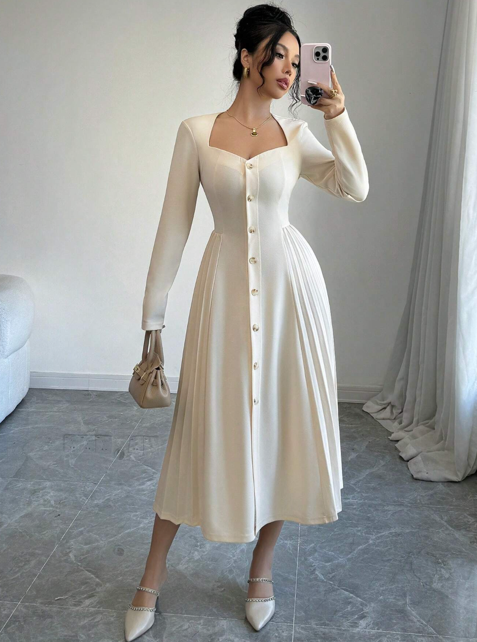 Robe élégante mi longue avec plis et décolleté en coeur